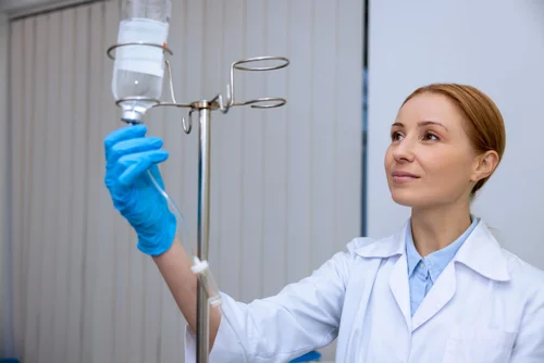 врач устанавливает капельницу в наркологическом реабилитационном центре