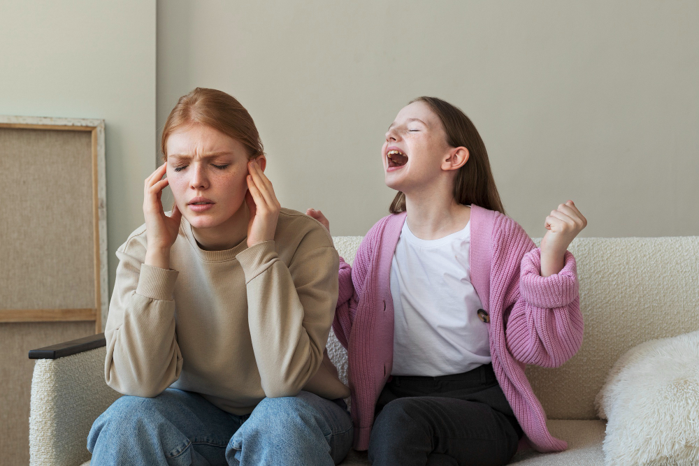 девочка с девиантным поведением кричит на мать